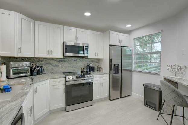 Building Photo - 6553 Via Regina