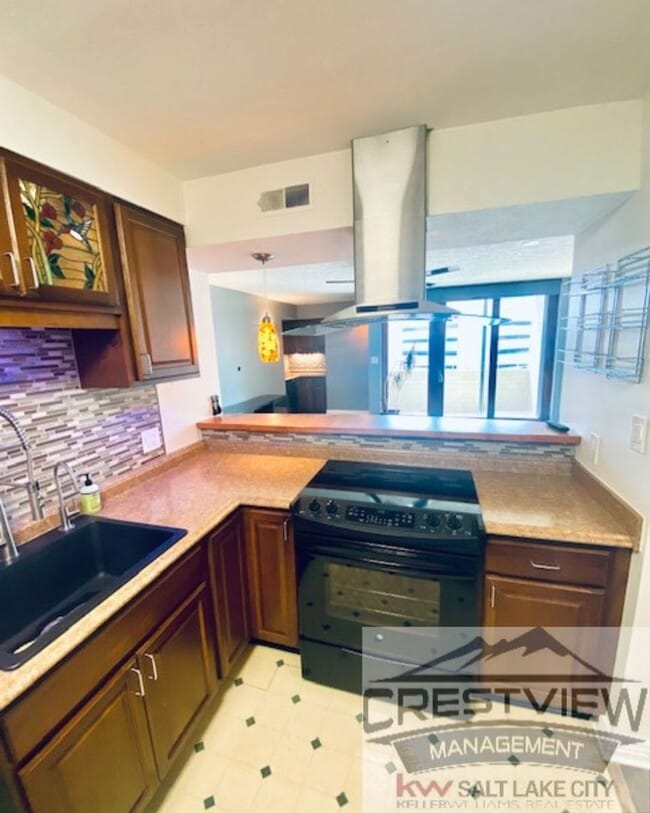 Building Photo - Broadway Condo