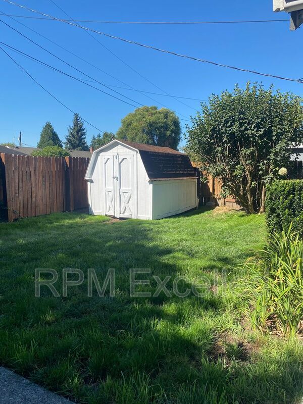 Building Photo - 824 6th St SE