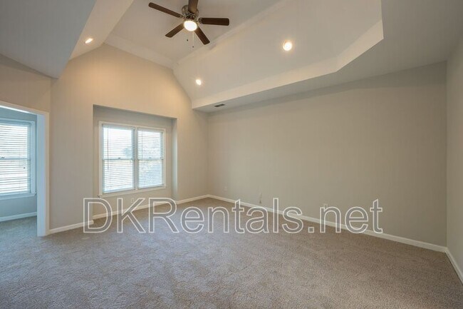 Building Photo - 841 Lakeglen Dr