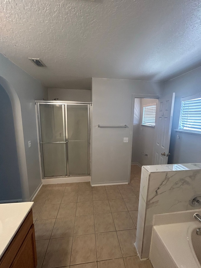 Building Photo - South Lakeland Rental!