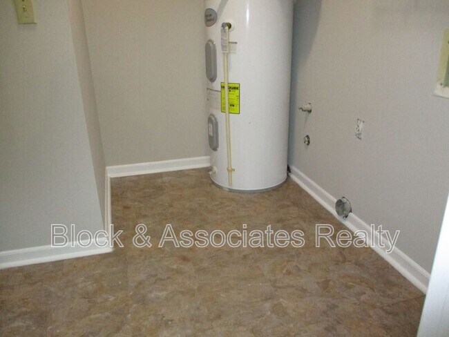 Building Photo - 302 Windsor Manor Way