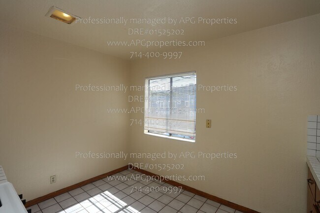 Building Photo - 830 E Anaheim St
