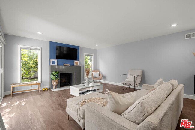 Building Photo - 14034 Valerio St