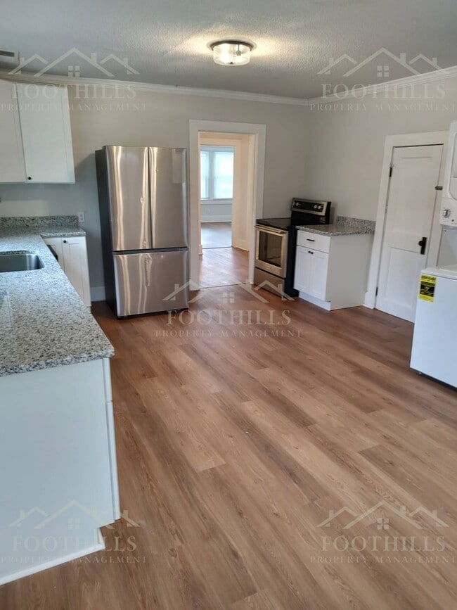 Building Photo - 211 Dickens Ave