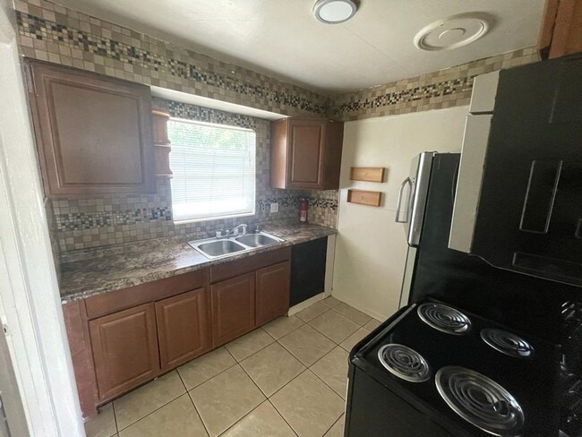 Building Photo - Charming Haven: Uncover Your Dream Home at 2026 JPV Street!