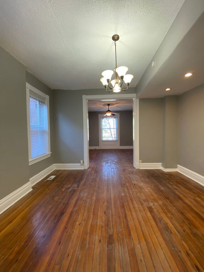 Building Photo - Get it while it lasts! Spacious 4 Bedroom ...