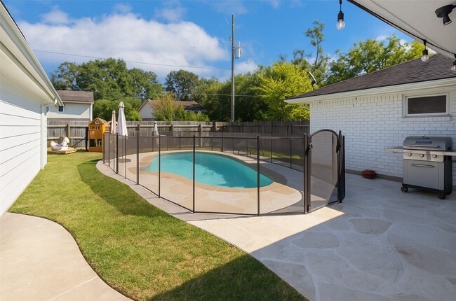 Building Photo - 13418 Paradise Valley Dr