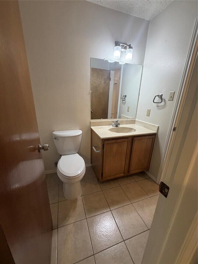 Building Photo - 11101 Oak Branch Dr