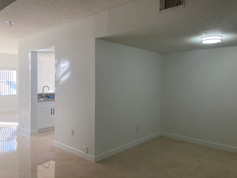 Building Photo - 11540 SW 148th Ct