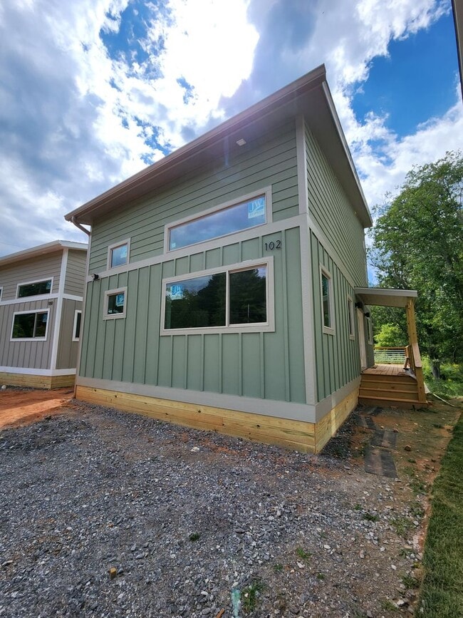 Building Photo - East Asheville Rental