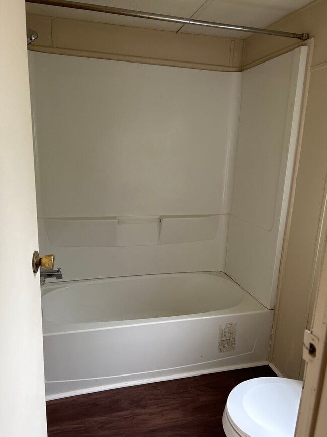 Building Photo - 2 Bedroom, 2 Bath