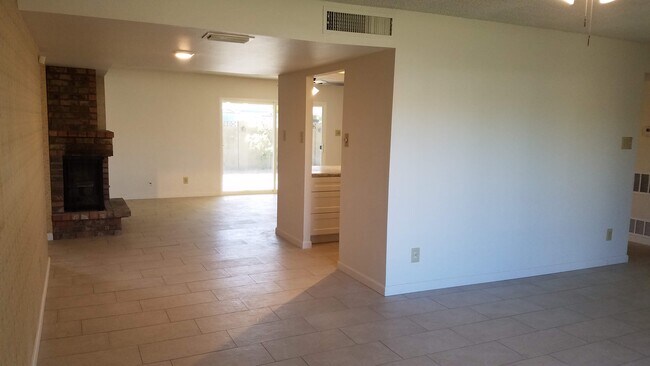 Building Photo - 5602 N 46th Dr