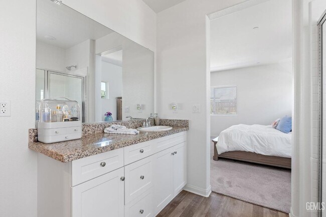 Building Photo - 4 Bed 2 Bath