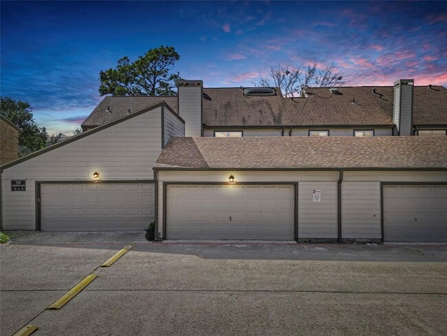 Building Photo - 724 Country Pl Dr