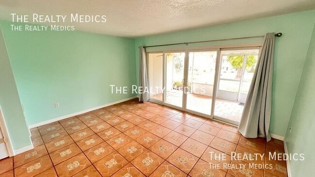 Building Photo - 1220 Villa Ln