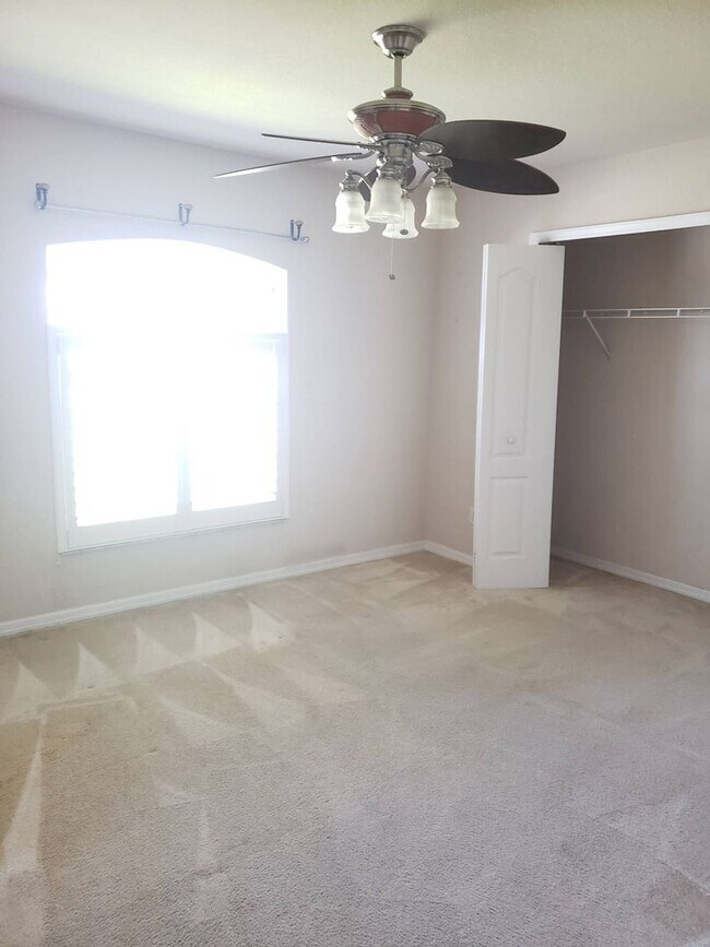 Building Photo - Pool Home 3 Bedroom 2 Bath close to shoppi...