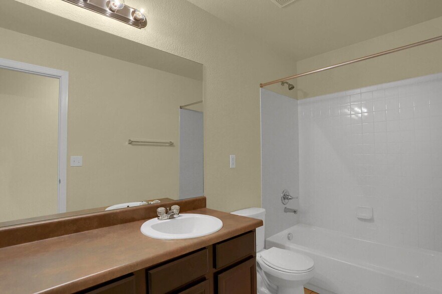 Building Photo - Open Concept Townhome in Excellent Conditi...