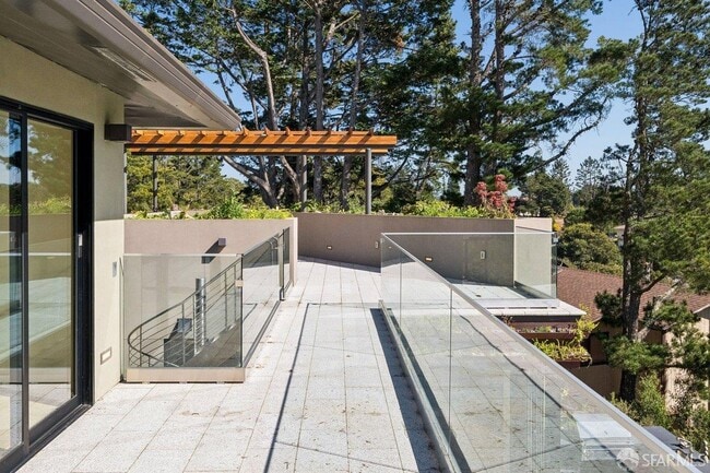 Building Photo - 1435 Lakeview Dr