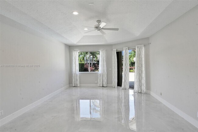 Building Photo - 2553 Jardin Manor
