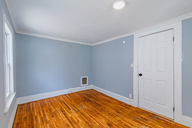 Building Photo - 383 Champlain St