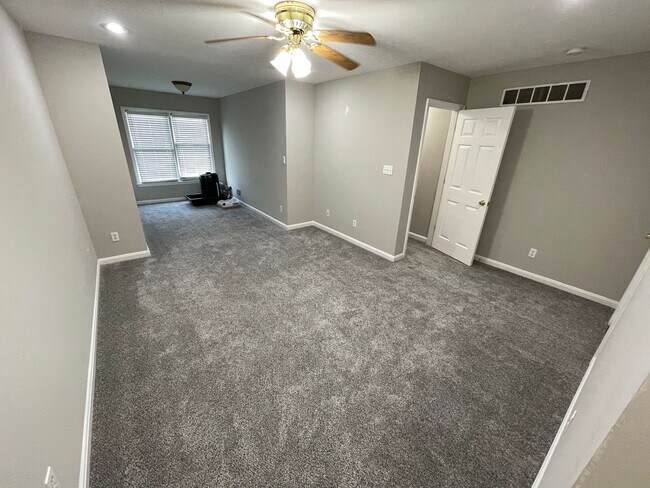 Building Photo - Pet Friendly Condo For Rent In Shelbyville