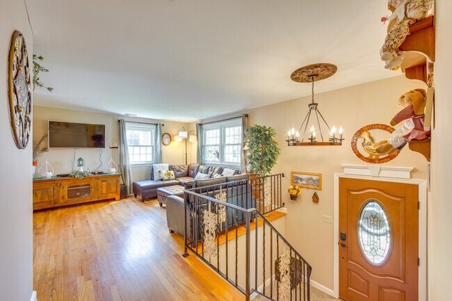 Building Photo - 25 Meadow View Dr