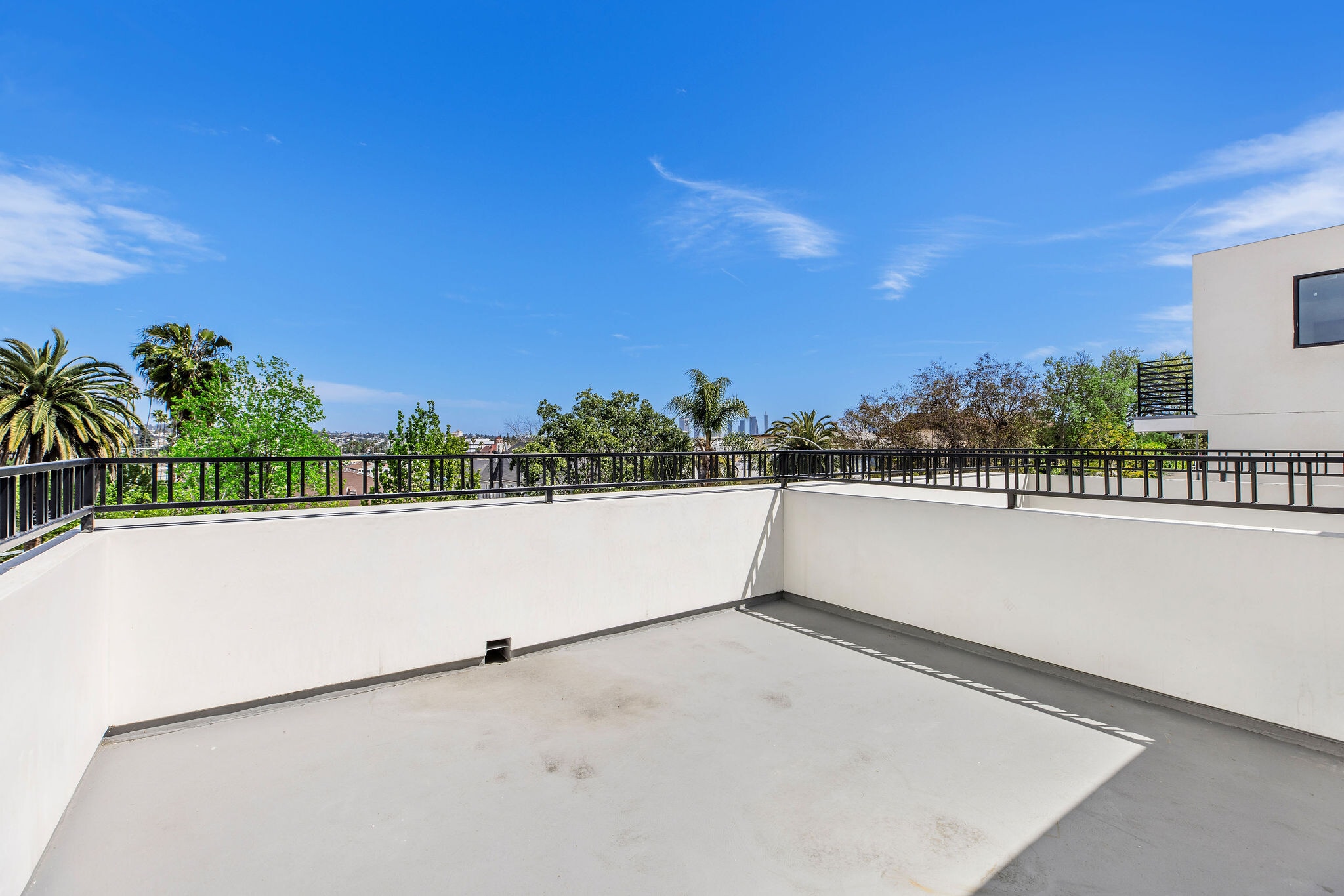 Building Photo - 571 N Mariposa Ave