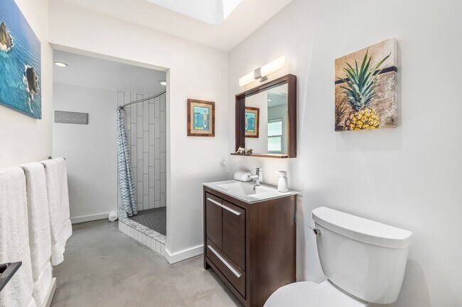 Building Photo - Elegant Home w/ Private Beach Access, Pool...