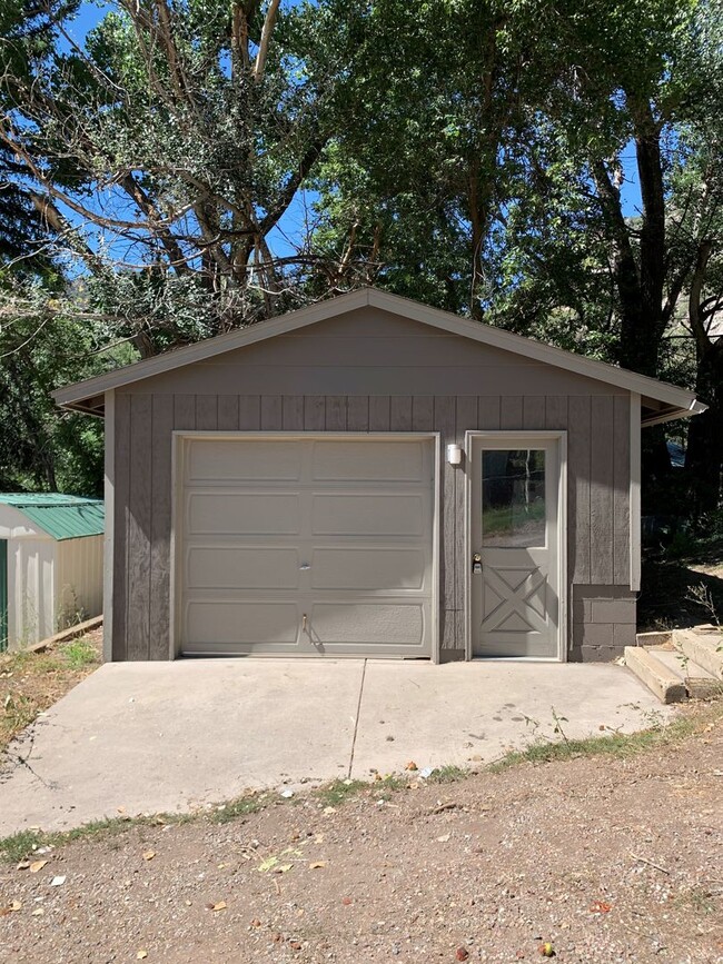 Building Photo - Two BD One BA w/ Garage in No Name