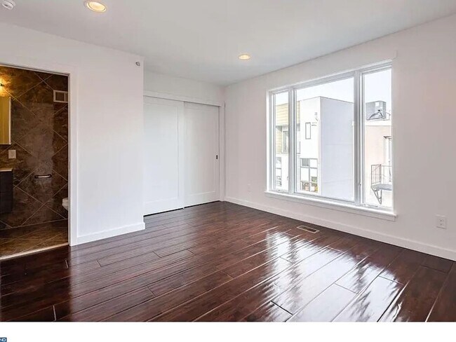 Building Photo - Stunning Modern Townhome in the Heart of Northern Liberties