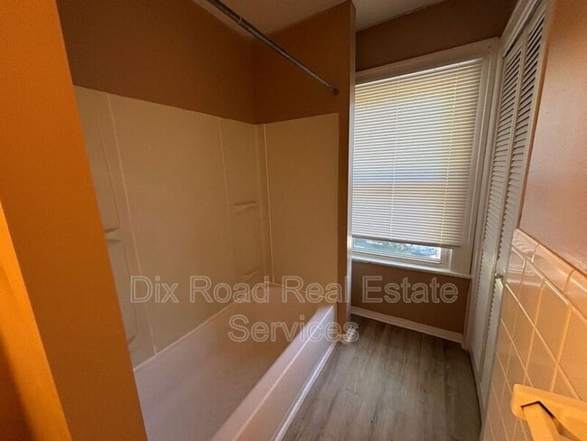 Building Photo - 217 Fernwood Ave