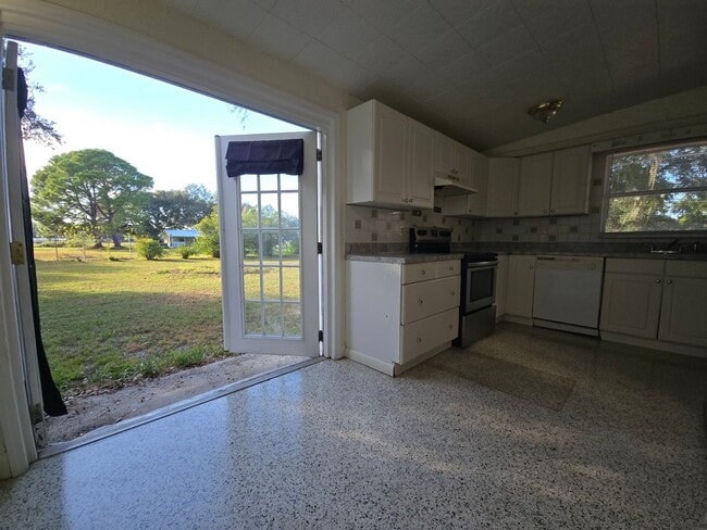 Building Photo - Spacious 3-Bed, 1-Bath Home on Quiet Road ...