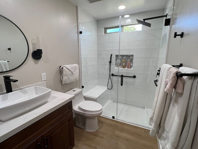 Building Photo - Fully Furnished Short Term Rental - Leisur...