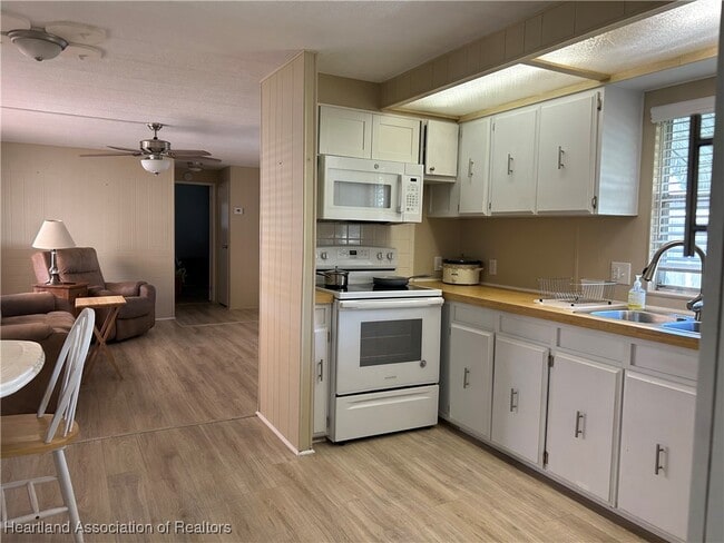 Building Photo - 2112 Banyan Way