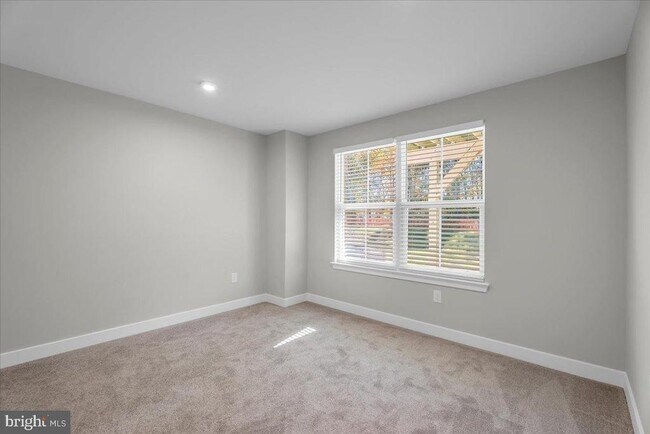 Building Photo - 76 SAND HILLS Dr