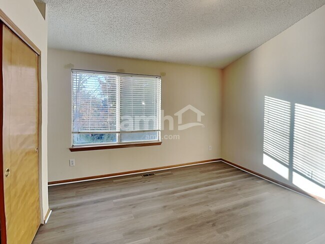 Building Photo - 8952 Cloverleaf Cir