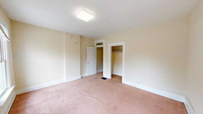 Building Photo - 6 BEDROOMS + 3 BATHROOMS Available August ...