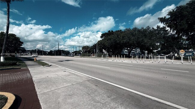 Building Photo - 8860 Fontainebleau Blvd