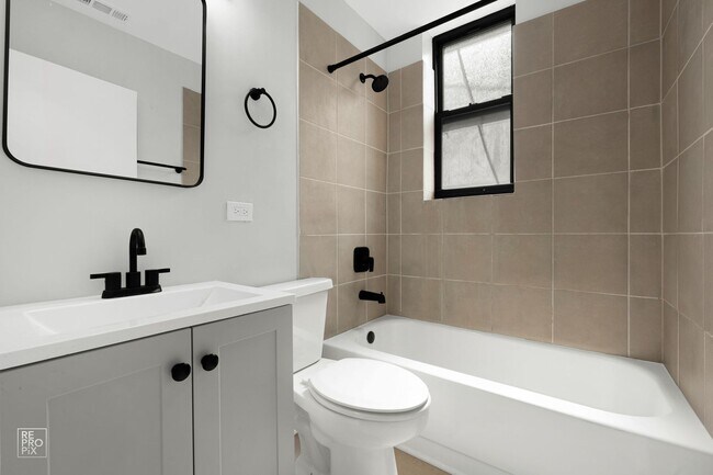 Building Photo - 600-602 N Lorel Ave