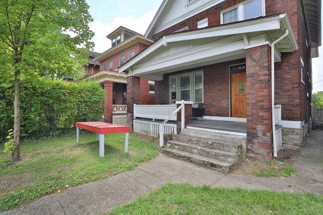 Building Photo - GREAT OSU SOUTH CAMPUS LOCATION - Ridiculously Nice back deck and off-street parking for everyone