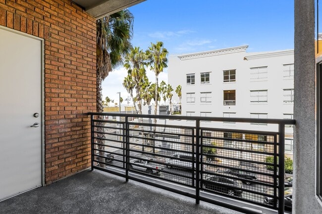 Building Photo - Spacious Condo in Downtown Long Beach!