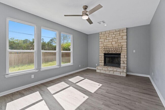 Building Photo - 700 Creekmont Dr