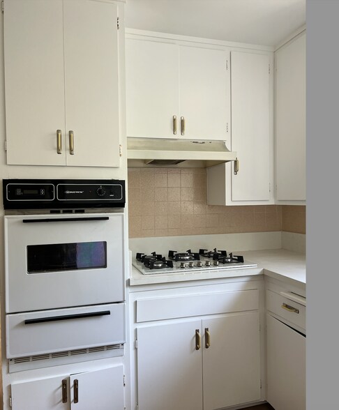 Kitchen with new gas cook top - 1641 Maltman Ave
