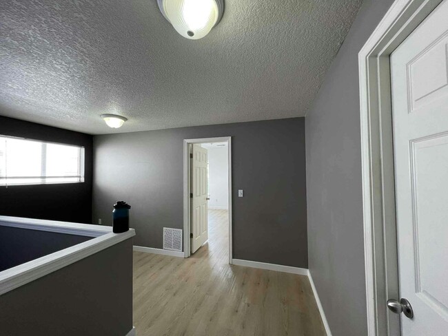 Building Photo - 1532 SE Gerhard Dr