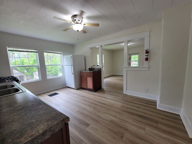 Building Photo - 3 Bedroom, 1 Bath, Available July 2026