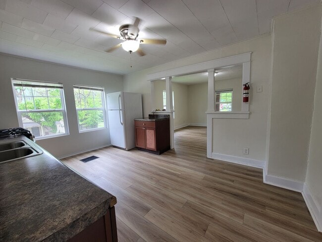 Building Photo - 3 Bedroom, 1 Bath, Section 8 Approved & Av...
