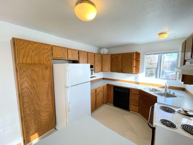 Building Photo - RARE FIND! Spacious and bright three bedro...