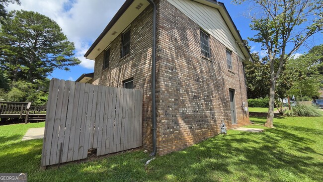 Building Photo - 715 Barnesdale Dr