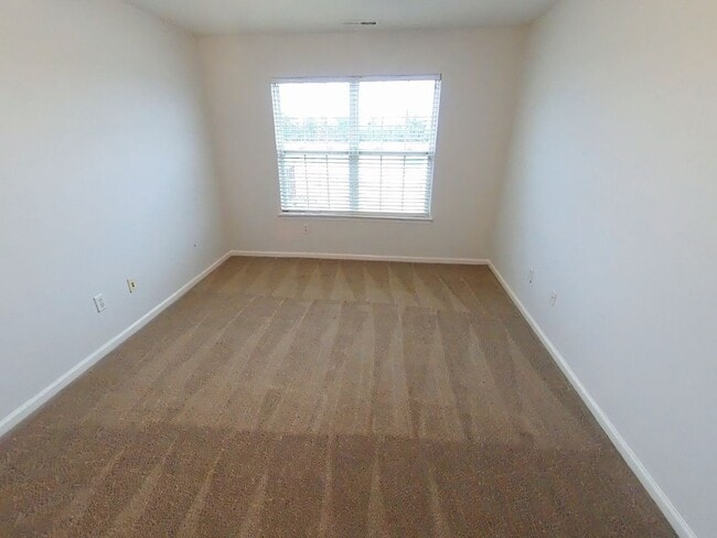 Building Photo - 3 Bedrooms, 2.5 Bathrooms Waterfront Townhouse